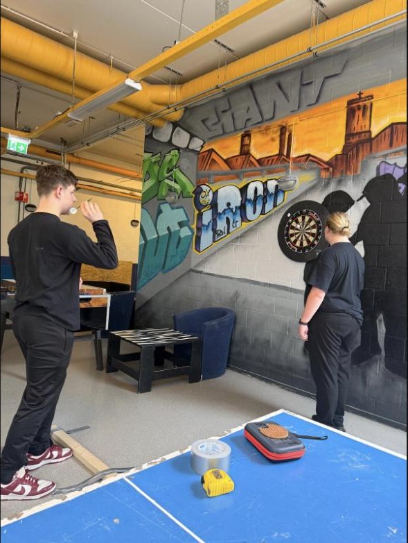 Jongeren bij de graffiti-muur op locatie